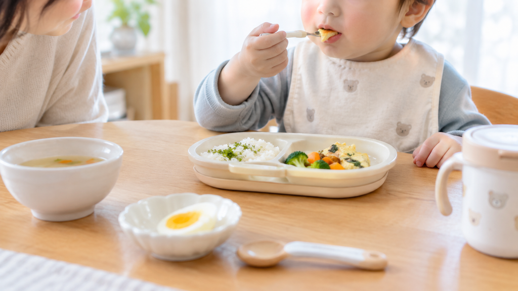 子どもが卵を使った料理を食べている家庭の食卓