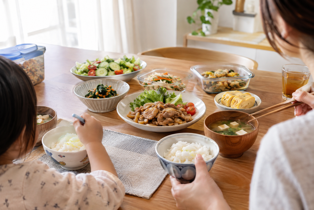 平日の家庭的な夕食を囲む親子の食卓