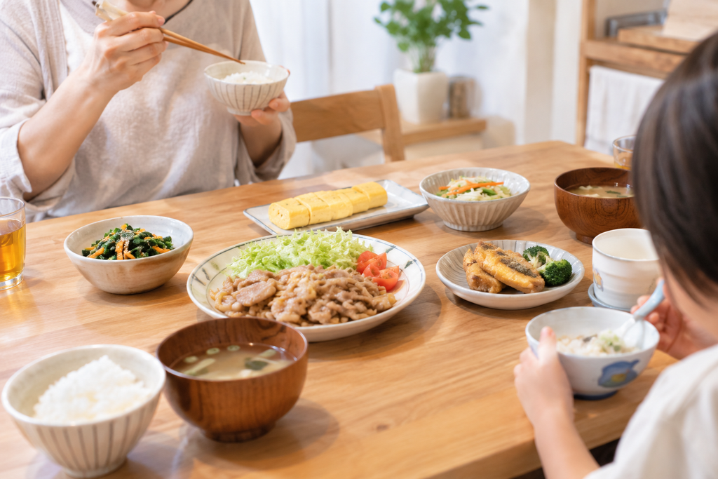平日の家庭的な夕食を囲む親子の食卓