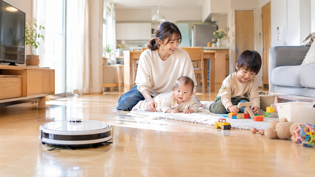 4歳と0歳の子どもがいる家庭でロボット掃除機がリビングを掃除している様子