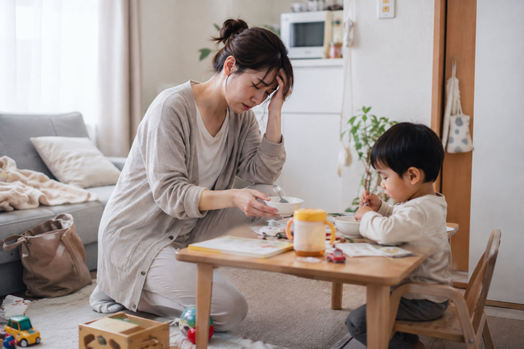 つわり中に3歳の子どものお世話をする妊婦